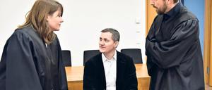 Betreut. Der Linke-Politiker Peer Jürgens (Mitte) vor Beginn des Prozesses vor dem Amtsgericht mit seinen Potsdamer Anwälten Marlen Block und Norman Lenz.
