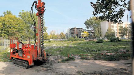 Baufeld statt Schule. Der Erweiterungsbau der Grundschule am Humboldtring wird später fertig. Grund ist unter anderem die Kampfmittelsuche auf dem Areal.