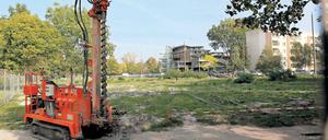 Baufeld statt Schule. Der Erweiterungsbau der Grundschule am Humboldtring wird später fertig. Grund ist unter anderem die Kampfmittelsuche auf dem Areal.