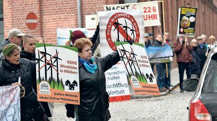 Begrüßungskomitee. Mehrere Dutzend Windkraft- und Fluglärmgegner empfingen am Samstagmorgen mit Plakaten und einem Pfeikonzert die Teilnehmer des SPD-Landesparteitages an der Einfahrt zum Kongresshotel am Luftschiffhafen.