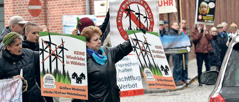 Begrüßungskomitee. Mehrere Dutzend Windkraft- und Fluglärmgegner empfingen am Samstagmorgen mit Plakaten und einem Pfeikonzert die Teilnehmer des SPD-Landesparteitages an der Einfahrt zum Kongresshotel am Luftschiffhafen.