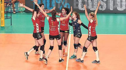 Ein Hoch auf uns. Beim SC Potsdam schwärmen sie von der guten Chemie innerhalb des aktuellen Teams, was ein großer Unterschied im Vergleich zum Vorjahr sei.