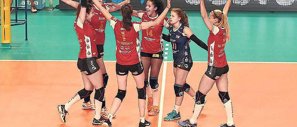 Ein Hoch auf uns. Beim SC Potsdam schwärmen sie von der guten Chemie innerhalb des aktuellen Teams, was ein großer Unterschied im Vergleich zum Vorjahr sei.