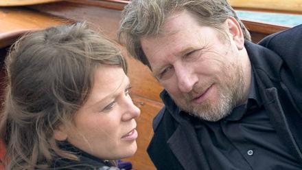 Paddeln und Kuscheln. Kommissar Alfons Hattinger (Michael Fitz) und Sarah Beck (Jessica Schwarz) lassen Chiemsee Chiemsee sein.