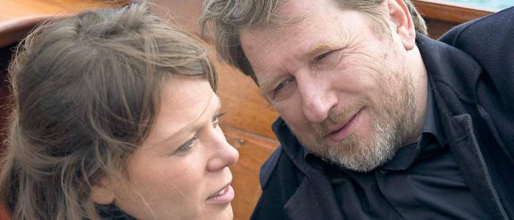 Paddeln und Kuscheln. Kommissar Alfons Hattinger (Michael Fitz) und Sarah Beck (Jessica Schwarz) lassen Chiemsee Chiemsee sein.