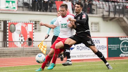 Unterlegen. Ugurtan Cepni (r.) konnte mit seinem SV Babelsberg 03 den Berliner AK um Torschütze Kevin Stephan nicht stoppen.