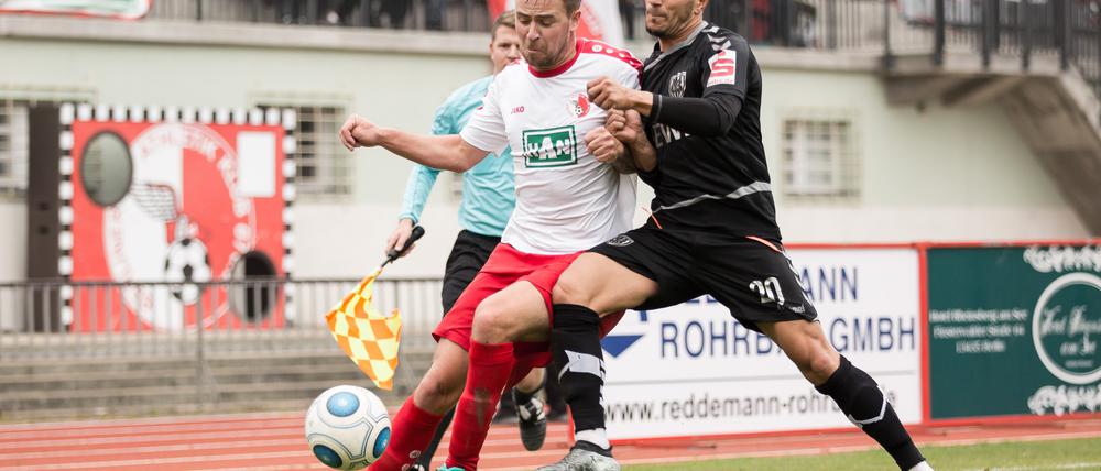 Unterlegen. Ugurtan Cepni (r.) konnte mit seinem SV Babelsberg 03 den Berliner AK um Torschütze Kevin Stephan nicht stoppen.