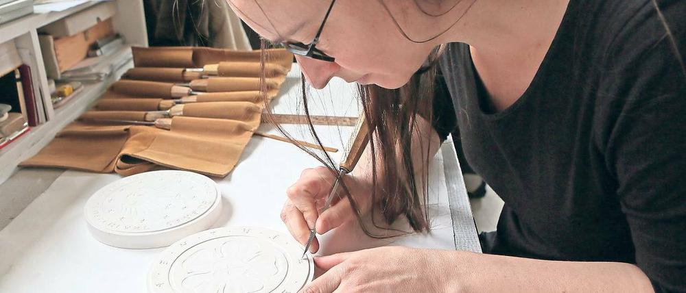Überzeugende Arbeit. Die 39-jährige Adelheit Fuss war eine von drei Bildhauern, die Entwürfe für die 50-Euro-Münze eingereicht hatten. Sie konnte schließlich die Jury überzeugen. Die Bildhauerin war als Kind aus Rumänien nach Deutschland gekommen und lebt seit knapp zwei Jahren in Geltow.