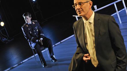 Vor Gericht. Der erst 25-jährige Jonas Götzinger spielt in seiner ersten Rolle am Hans Otto Theater den Bundeswehrpiloten Lars Koch. Bernd Geiling den Vorsitzenden Richter.