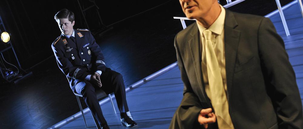 Vor Gericht. Der erst 25-jährige Jonas Götzinger spielt in seiner ersten Rolle am Hans Otto Theater den Bundeswehrpiloten Lars Koch. Bernd Geiling den Vorsitzenden Richter.