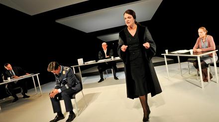 Lebenslänglich oder Freispruch? Die Zuschauer entscheiden über das Urteil und das Ende von "Terror", das am Hans Otto Theater Premiere feierte.