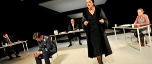 Lebenslänglich oder Freispruch? Die Zuschauer entscheiden über das Urteil und das Ende von "Terror", das am Hans Otto Theater Premiere feierte.