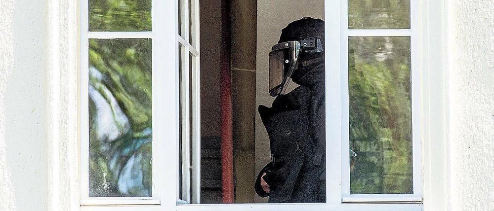 In Kampfmontur. Das SEK verletzte unbeteiligte Jugendliche in Ludwigsfelde.