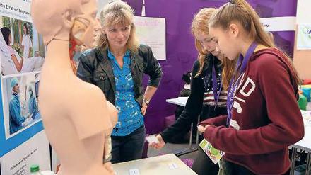 Wohin mit der Leber? Schüler auf der Messe „Jobnavi PM“ in Geltow.