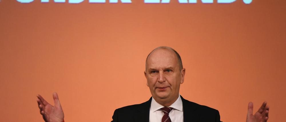 Der Brandenburger Ministerpräsident Dietmar Woidke (SPD) am Samstag in Potsdam beim SPD-Landesparteitag vor seiner Wiederwahl als Parteichef.