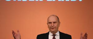 Der Brandenburger Ministerpräsident Dietmar Woidke (SPD) am Samstag in Potsdam beim SPD-Landesparteitag vor seiner Wiederwahl als Parteichef.