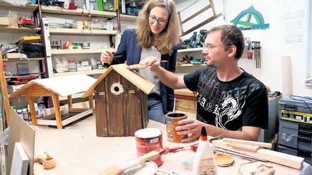 Handwerklich begabt. Nadine Ganzert betrachtet die neuen Vogelhäuschen, die Christoph Stelling gebaut hat.