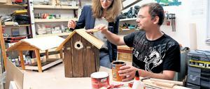 Handwerklich begabt. Nadine Ganzert betrachtet die neuen Vogelhäuschen, die Christoph Stelling gebaut hat.