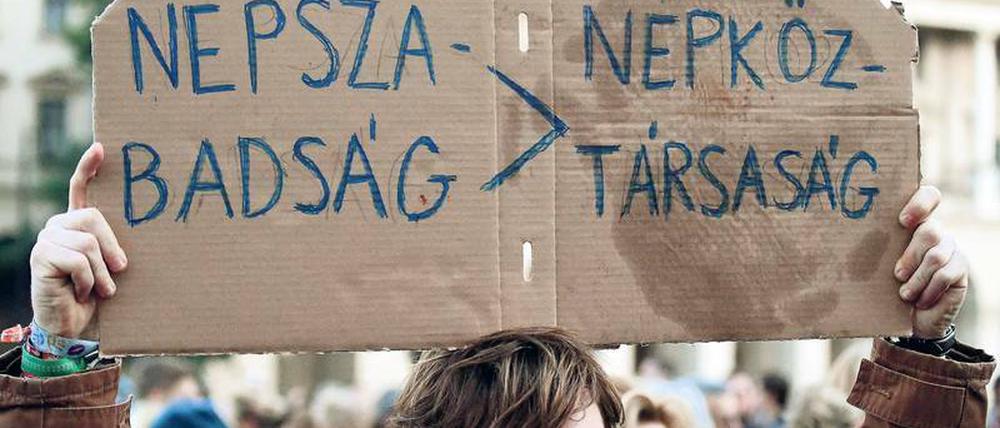 Stimme des Volkes. „Volksfreiheit“ steht für „Volksrepublik“. Ein Demonstrant in Budapest betont den Wert und die Qualität der am Wochenende eingestellten Zeitung.