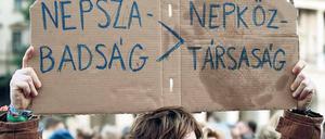 Stimme des Volkes. „Volksfreiheit“ steht für „Volksrepublik“. Ein Demonstrant in Budapest betont den Wert und die Qualität der am Wochenende eingestellten Zeitung.