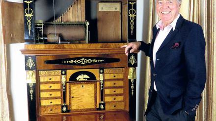 Musikalischer Schreibtisch. Wolfgang Neidhardt hatte den Flötensekretär Ende der 80er-Jahre gekauft. Nun muss er umziehen und will deshalb das Möbelstück loswerden – am liebsten an die Schlösserstiftung.