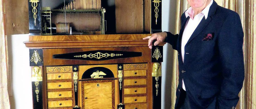 Musikalischer Schreibtisch. Wolfgang Neidhardt hatte den Flötensekretär Ende der 80er-Jahre gekauft. Nun muss er umziehen und will deshalb das Möbelstück loswerden – am liebsten an die Schlösserstiftung.