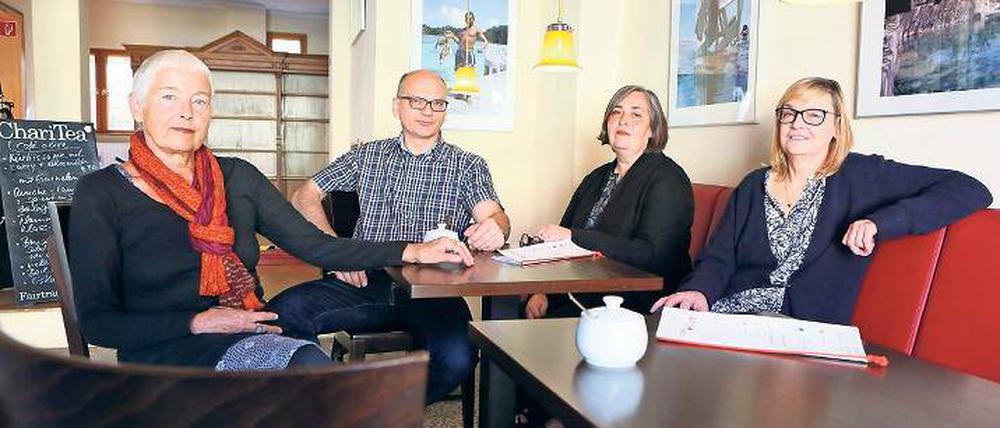 Wechselstimmung. Editha Stürtz-Frase geht nach acht Jahren. Howard Harrington, Alexandra Jaap-Peix und Sabine Harrington (v.l.n.r.) versuchen nun ihr Glück.