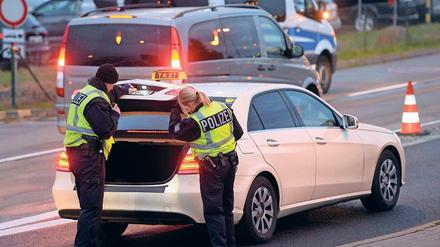 Alarmbereitschaft. Polizeibeamte kontrollierten am Samstag am Flughafen in Schönefeld ankommende Fahrzeuge.