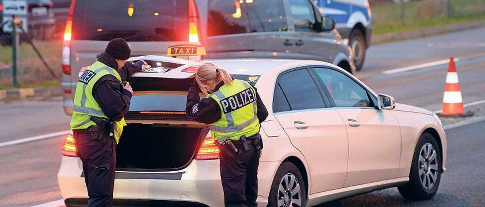 Alarmbereitschaft. Polizeibeamte kontrollierten am Samstag am Flughafen in Schönefeld ankommende Fahrzeuge.