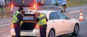 Alarmbereitschaft. Polizeibeamte kontrollierten am Samstag am Flughafen in Schönefeld ankommende Fahrzeuge.