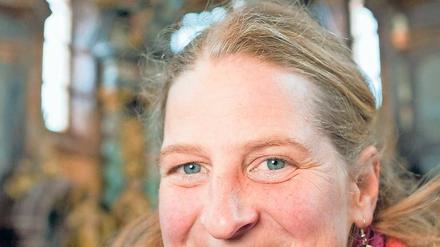 Begeistert. Die Restauratorin Dorothee Schmidt-Breitung in der Kirche zum Heiligen Kreuz.