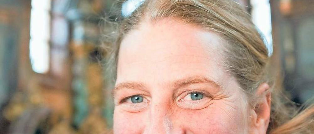 Begeistert. Die Restauratorin Dorothee Schmidt-Breitung in der Kirche zum Heiligen Kreuz.