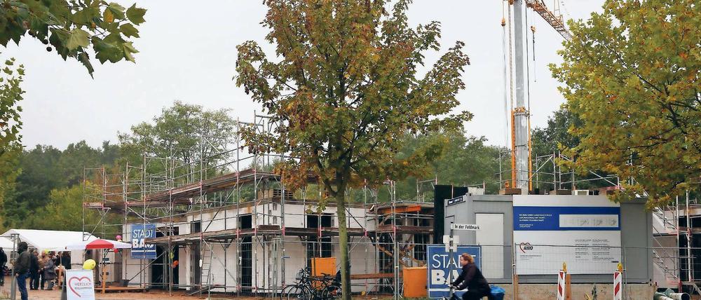Fast ein Richtfest. Der Rohbau (o.) ist schon weit. Unten ein Ausschnitt aus der Visualisierung.
