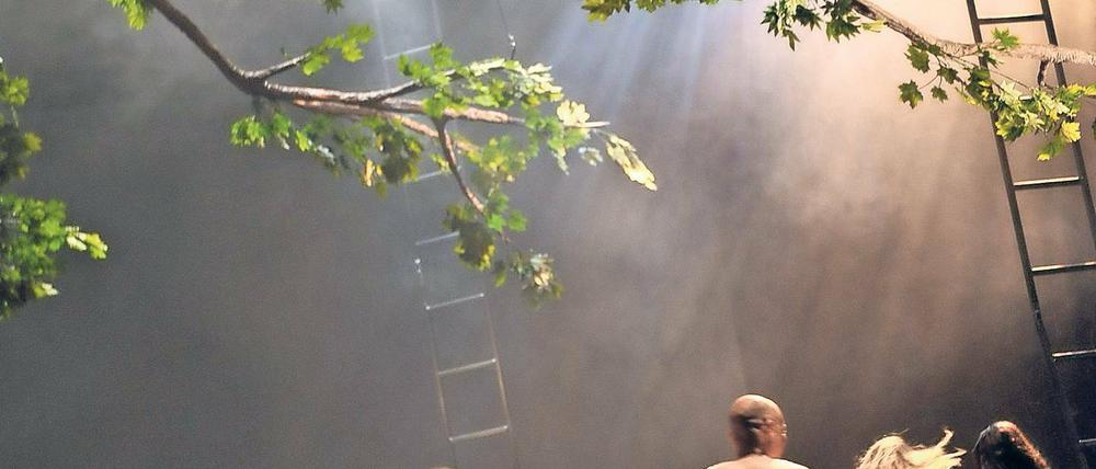 Im Reigen. Eigentlich ist es ein Stück über die Unmöglichkeit der Liebe. Kalt, gewöhnlich, brutal, endgültig.