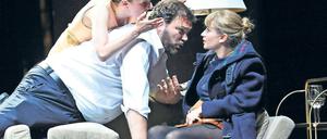 Verwandlungskunst. Wie in einem Traumkarussell pendelt Nina Gummich (r., hier mit Claudia Renner, Raphael Rubino) von krankhafter Eifersucht über bescheidene Schüchternheit bis zur bedingungslosen Liebe.