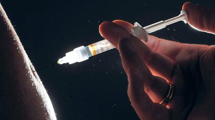 Vorbeugender Schutz. Experten raten Risikopatienten, sich in den kommenden Wochen gegen die Grippe impfen zu lassen. Die Impfung nimmt der Hausarzt vor. Auch einige Arbeitgeber bieten den Service an.