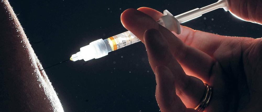 Vorbeugender Schutz. Experten raten Risikopatienten, sich in den kommenden Wochen gegen die Grippe impfen zu lassen. Die Impfung nimmt der Hausarzt vor. Auch einige Arbeitgeber bieten den Service an.