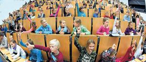 Woher kommt der Weihnachtsmann, was haben Bananen mit Mammuts zu tun? Diese und viele andere spannende Fragen standen am Freitag bei der 13. Kinder-Universität in Golm auf dem Programm. Kein Wunder, dass in den Hörsälen kaum ein Platz frei blieb. Insgesamt kamen 1800 Kinder.