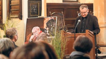 Abschiedsworte. Hunderte Freunde und Weggefährten waren zur Trauerfeier für Rolf Losansky in die Bornstedter Kirche gekommen. Die Trauerrede hielt Knut Elstermann.