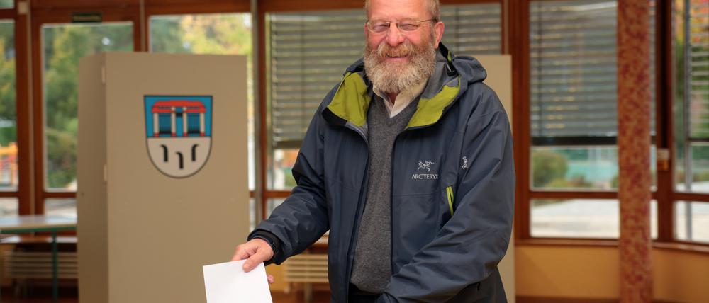 Wolfgang Blasig (SPD) bei der Stimmabgabe am Sonntag in Kleinmachnow.