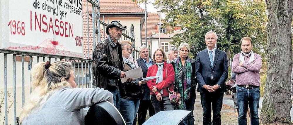 Improvisiertes Gedenken. Am vergangenen Freitag gedachten am Ort des ehemaligen Übergangsheims in Bad Freienwalde gemeinsam mit den Opfern um Initiativen-Chef Roland Hermann (1.v.l.) die Landespolitiker Jutta Lieske (SPD, 3.v.r.), Dieter Dombrowski (CDU, 2.v.r.) und Clemens Rostock (Grüne, r.).