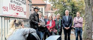 Improvisiertes Gedenken. Am vergangenen Freitag gedachten am Ort des ehemaligen Übergangsheims in Bad Freienwalde gemeinsam mit den Opfern um Initiativen-Chef Roland Hermann (1.v.l.) die Landespolitiker Jutta Lieske (SPD, 3.v.r.), Dieter Dombrowski (CDU, 2.v.r.) und Clemens Rostock (Grüne, r.).