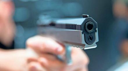 Der Tatverdächtige ging in vielen Fällen gleich vor: Mit hervorgehaltener Waffe forderte er oft von den Mitarbeitern vor Ladenschluss Geld.