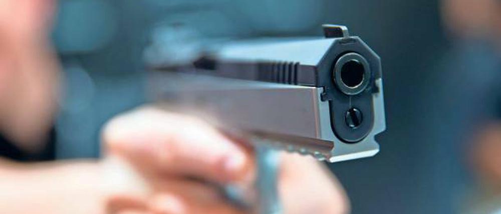 Der Tatverdächtige ging in vielen Fällen gleich vor: Mit hervorgehaltener Waffe forderte er oft von den Mitarbeitern vor Ladenschluss Geld.