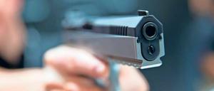 Der Tatverdächtige ging in vielen Fällen gleich vor: Mit hervorgehaltener Waffe forderte er oft von den Mitarbeitern vor Ladenschluss Geld.