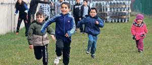 Mehr Geld für Flüchtlingssport. Die mittelmärkischen Vereine sollen höhere Zuwendungen für die Arbeit mit Asylbewerbern und Senioren bekommen, mit denen etwa Sportfeste wie hier in Ferch ausgerichtet werden können. Zudem sollen die Familienzentren mehr Personal bekommen.