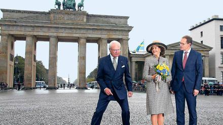 Bitte Lächeln. Michael Müller (r.) und das Königspaar bringen sich in Pose.