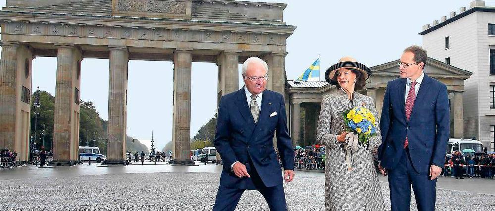 Bitte Lächeln. Michael Müller (r.) und das Königspaar bringen sich in Pose.