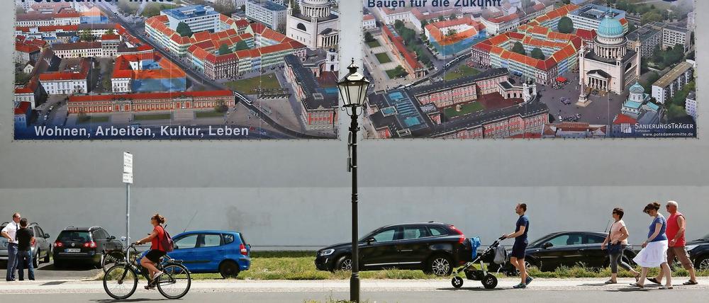Wie es in Potsdams Mitte künftig aussehen soll, zeigt diese Darstellung an der Wand des Bildungsforums.