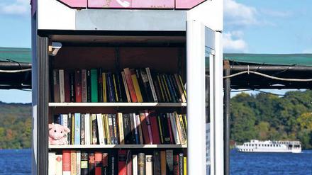 Zur freien Entnahme. Die „John Barnett“ hat den Bücherschrank gestiftet.